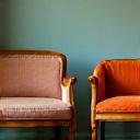 Gammel, slidt stol ved siden af en nyrestaureret version.